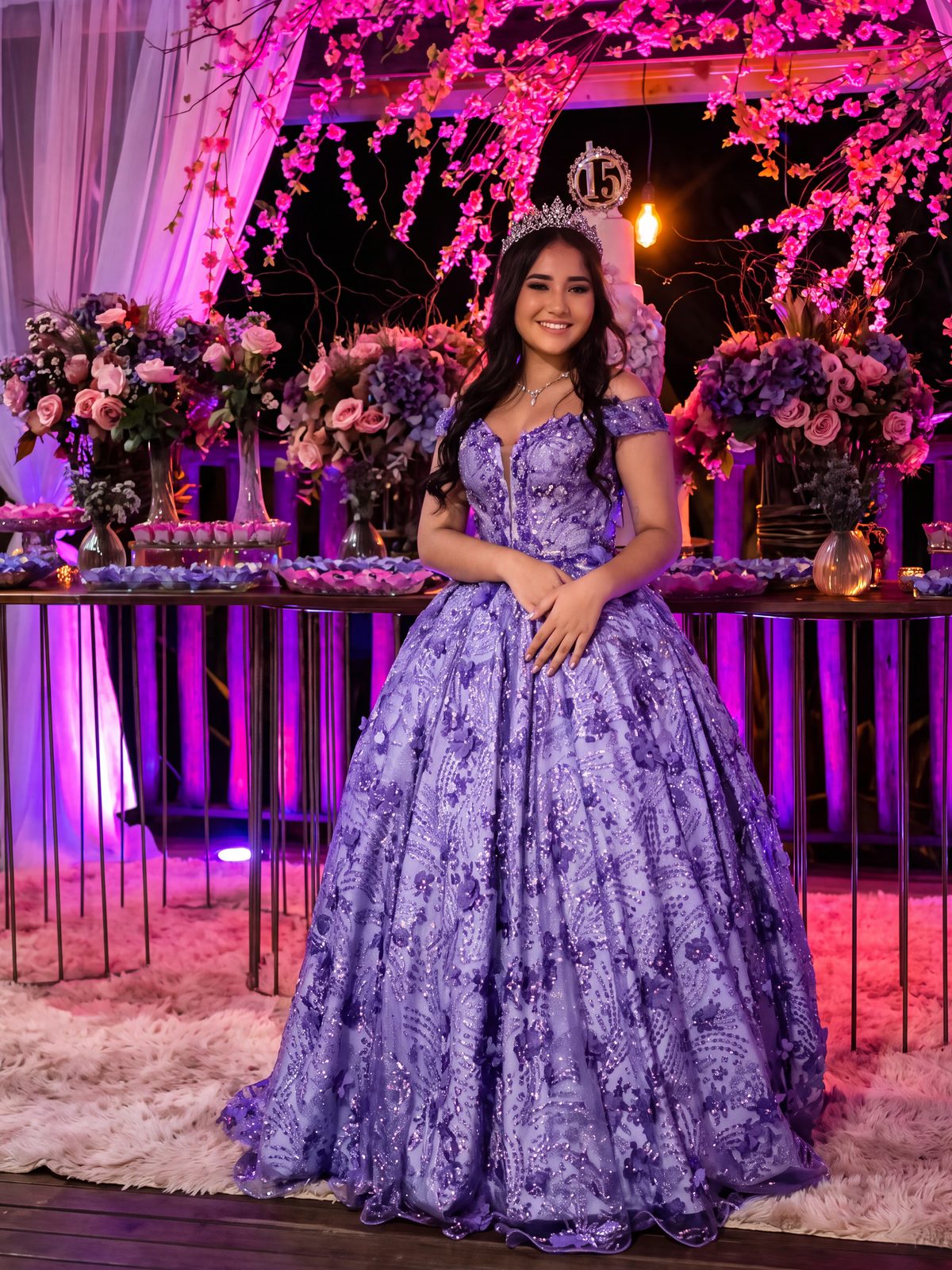 Debutante no salão decorado, com flores e luzes