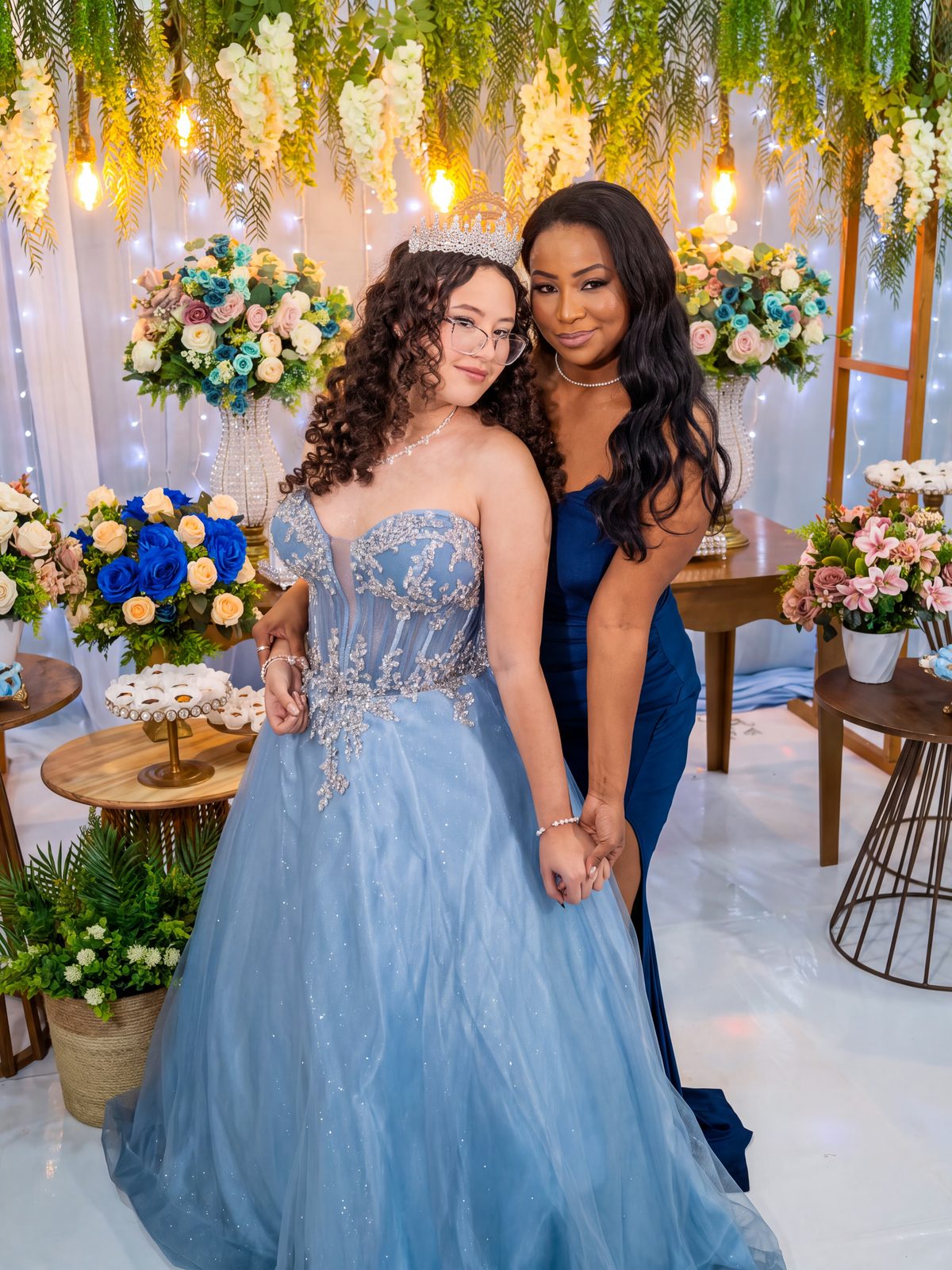 Debutante com uma amiga em cenário de jardim